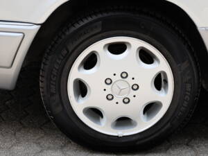 Image 42/69 of Mercedes-Benz E 320 (1994)