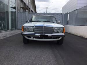 Immagine 2/39 di Mercedes-Benz 240 TD (1983)
