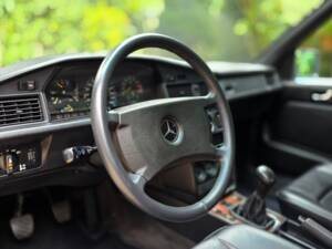 Image 50/69 de Mercedes-Benz 190 E 2.3-16 (1985)