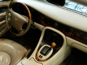 Immagine 13/23 di Daimler Super V8 (2000)