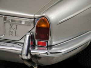 Image 33/50 de Jaguar XJ 12 L (1975)