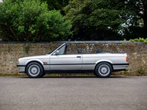 Image 13/45 of BMW 318i (1993)