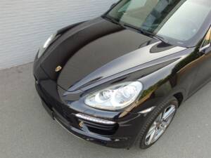 Bild 10/98 von Porsche Cayenne Turbo (2010)