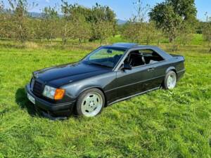 Image 2/7 de Mercedes-Benz 300 CE-24 3.4 AMG (1992)