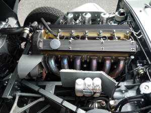 Image 19/22 de Jaguar E-Type (1968)