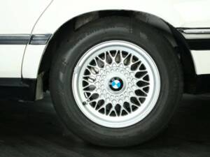 Image 30/30 de BMW 735i (1987)