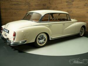 Bild 8/19 von Mercedes-Benz 220 SE b (1961)