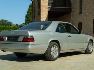 Image 7/50 of Mercedes-Benz E 200 (1995)