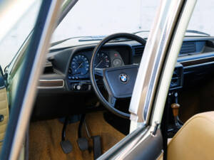 Image 15/24 of BMW 525 (1977)