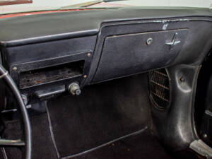 Image 43/50 of Chevrolet Corvair Monza Convertible (1966)