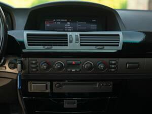 Image 37/50 of BMW 750iL (2001)