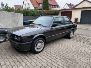 Image 3/17 of BMW 316i (1990)