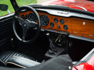 Image 32/44 of Triumph TR 250 (1968)