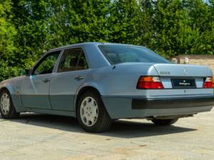 Image 4/50 of Mercedes-Benz 500 E (1992)