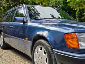 Image 9/36 of Mercedes-Benz 220 TE (1993)