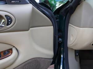 Image 43/50 of Jaguar XKR (2001)