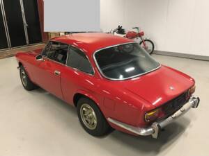 Image 4/18 of Alfa Romeo Giulia 1600 GT Junior (1975)