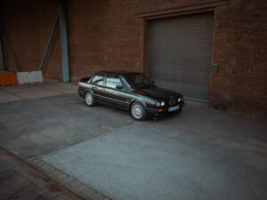 Image 8/42 of BMW 320is (1989)