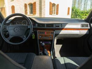 Image 37/50 of Mercedes-Benz 200 TE (1993)