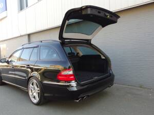 Image 63/98 of Mercedes-Benz E 63 AMG T (2008)