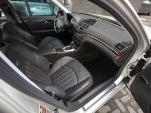 Image 22/84 de Mercedes-Benz E 55 AMG (2002)