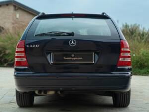 Image 15/50 of Mercedes-Benz C 320 T (2001)