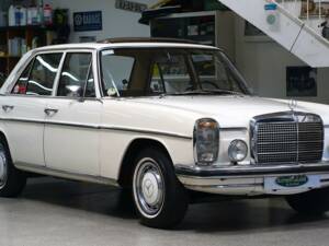 Image 3/15 of Mercedes-Benz 200 (1971)