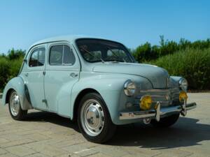 Image 11/50 of Renault 4 CV (1957)