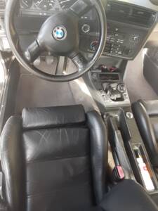 Image 15/55 of BMW 320i (1991)
