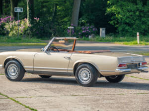 Image 9/36 of Mercedes-Benz 250 SL (1967)