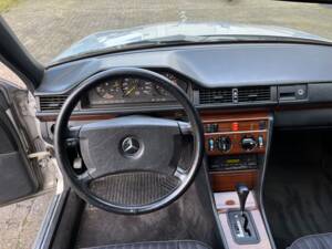 Afbeelding 24/24 van Mercedes-Benz 260 E (1990)