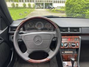 Imagen 23/30 de Mercedes-Benz E 36 AMG (1995)