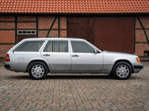 Image 10/59 of Mercedes-Benz 220 TE (1993)