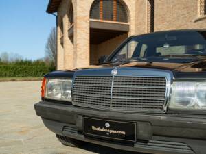 Image 22/50 de Mercedes-Benz 190 E (1988)