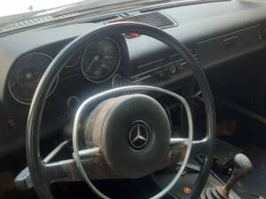 Image 15/18 de Mercedes-Benz 220 D (1968)