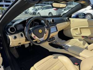 Image 17/51 of Ferrari California (2009)
