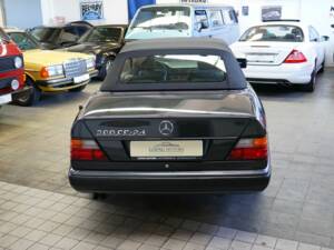 Image 10/22 de Mercedes-Benz 300 CE-24 (1993)