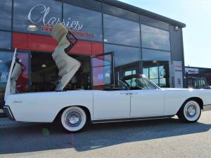 Image 22/50 of Lincoln Continental Convertible (1967)