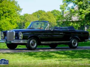 Image 43/52 de Mercedes-Benz 220 SE b (1963)