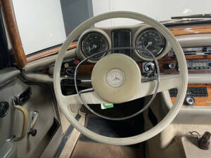 Image 14/28 of Mercedes-Benz 280 SE 3,5 (1970)