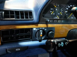 Image 19/31 of Mercedes-Benz 500 SEL (1987)