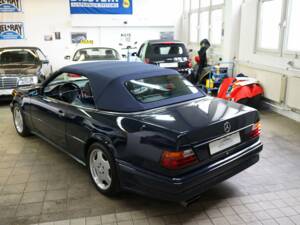 Image 11/33 of Mercedes-Benz 300 CE-24 (1993)