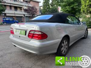 Image 8/10 of Mercedes-Benz CLK 320 (2000)