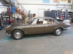 Image 11/50 of Jaguar XJ 6 2.8 (1972)