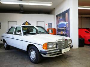 Image 3/46 de Mercedes-Benz 300 D (1984)