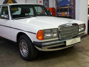 Image 4/40 of Mercedes-Benz 300 D (1984)