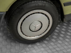 Image 23/50 of Mercedes-Benz 200 D (1986)