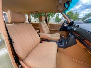 Image 24/34 of Mercedes-Benz 200 T (1983)