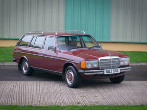 Image 2/32 de Mercedes-Benz 200 T (1982)