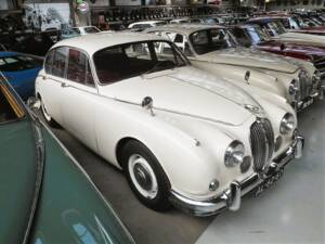 Image 1/35 of Jaguar Mk II 2.4 (1961)